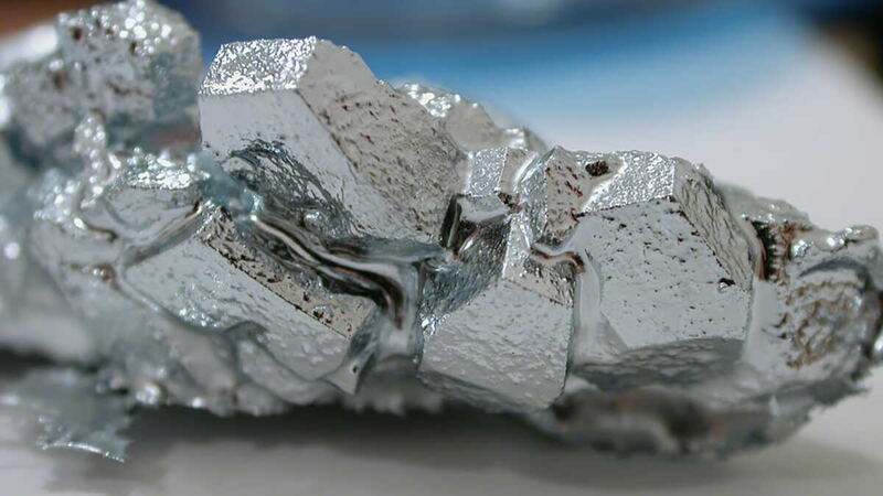 Morceau de gallium métallique à l'éclat argenté