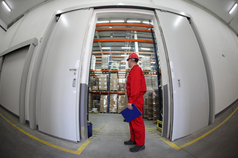 Entrepôt sécurisé de stockage de métaux sous surveillance vidéo